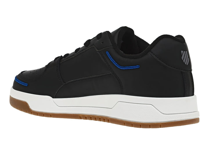 Tenis K-Swiss color negro con suela blanca y café, detalles en azul y logotipo lateral blanco.