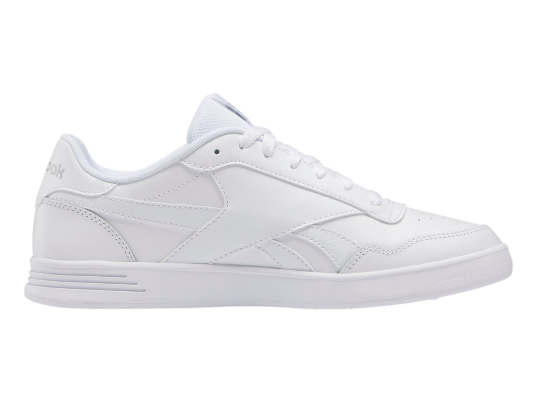 Tenis deportivos Reebok Court Advance en color blanco total, vista lateral sobre fondo blanco.