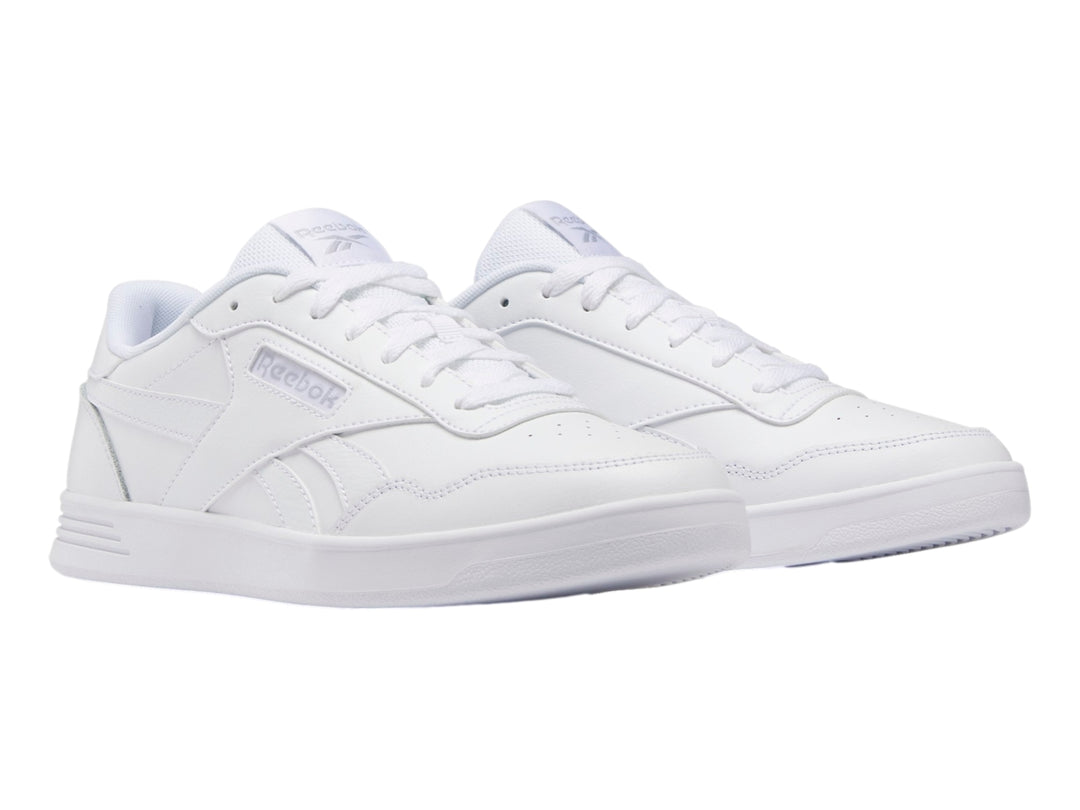 Tenis deportivos Reebok Court Advance en color blanco total, vista lateral sobre fondo blanco.