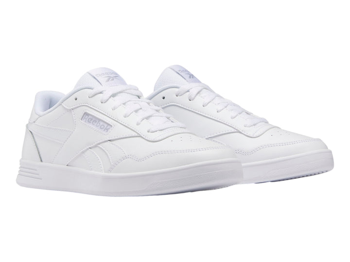 Tenis deportivos Reebok Court Advance en color blanco total, vista lateral sobre fondo blanco.