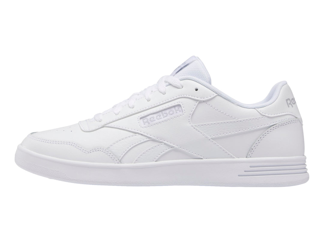 Tenis deportivos Reebok Court Advance en color blanco total, vista lateral sobre fondo blanco.