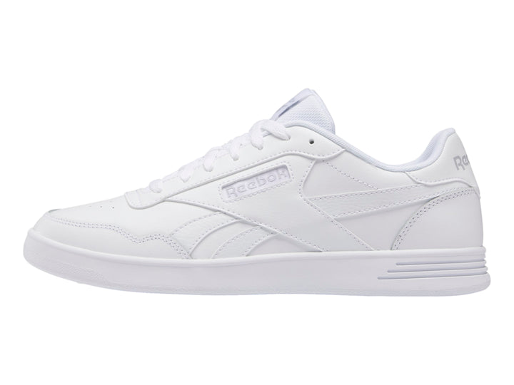 Tenis deportivos Reebok Court Advance en color blanco total, vista lateral sobre fondo blanco.