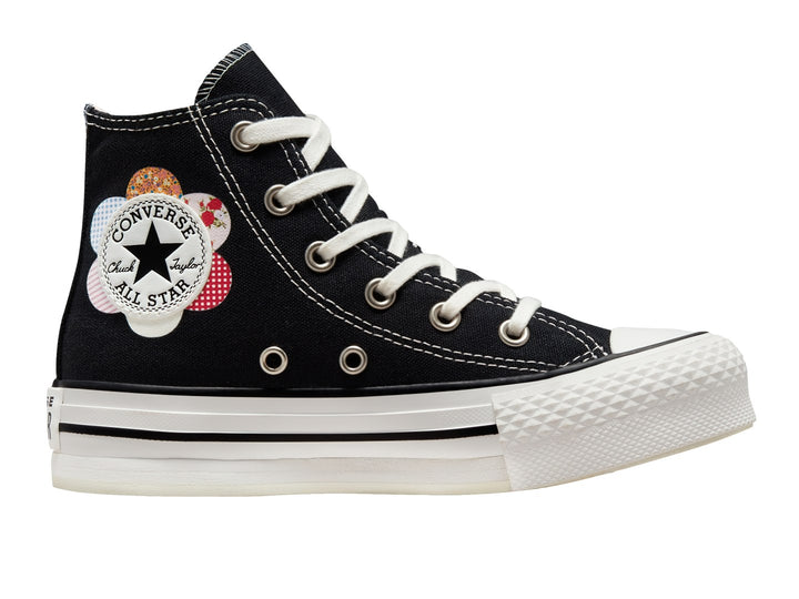 Tenis Converse Chuck Taylor All Star de caña alta en color negro con suela blanca y detalle floral colorido.