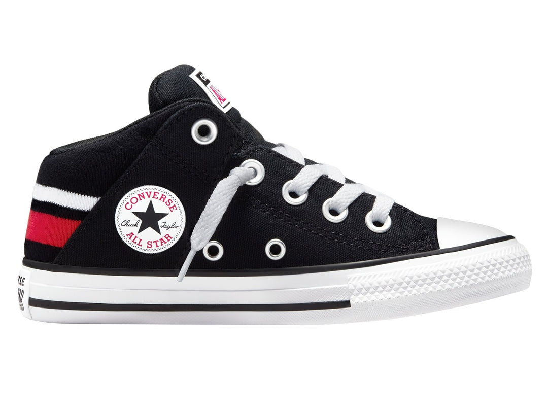 Tenis Converse Chuck Taylor All Star Axel Mid color negro con suela blanca y franja roja en el talón.