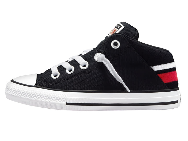 Tenis Converse Chuck Taylor All Star Axel Mid color negro con suela blanca y franja roja en el talón.
