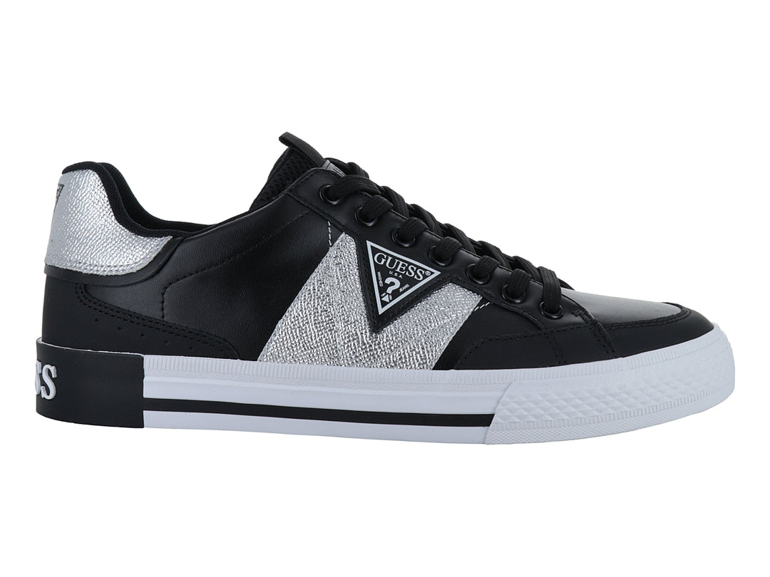 Tenis Guess color negro con detalles laterales y talón en plata brillante y suela blanca.