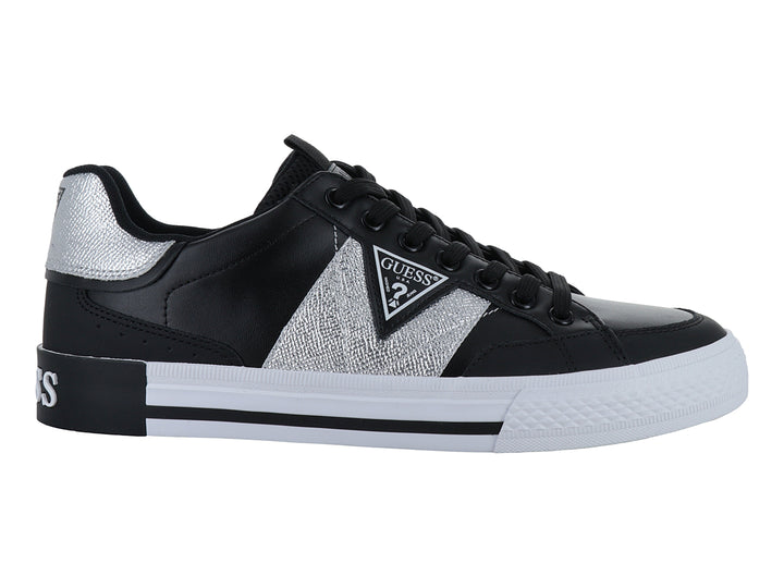 Tenis Guess color negro con detalles laterales y talón en plata brillante y suela blanca.
