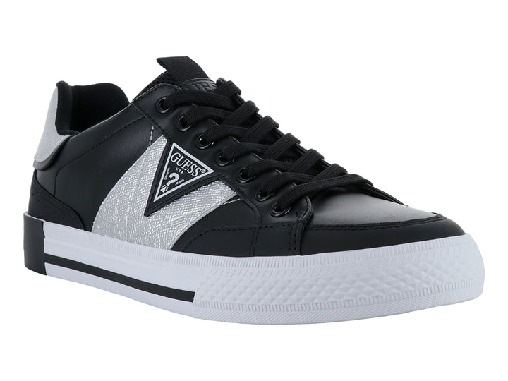 Tenis Guess color negro con detalles laterales y talón en plata brillante y suela blanca.