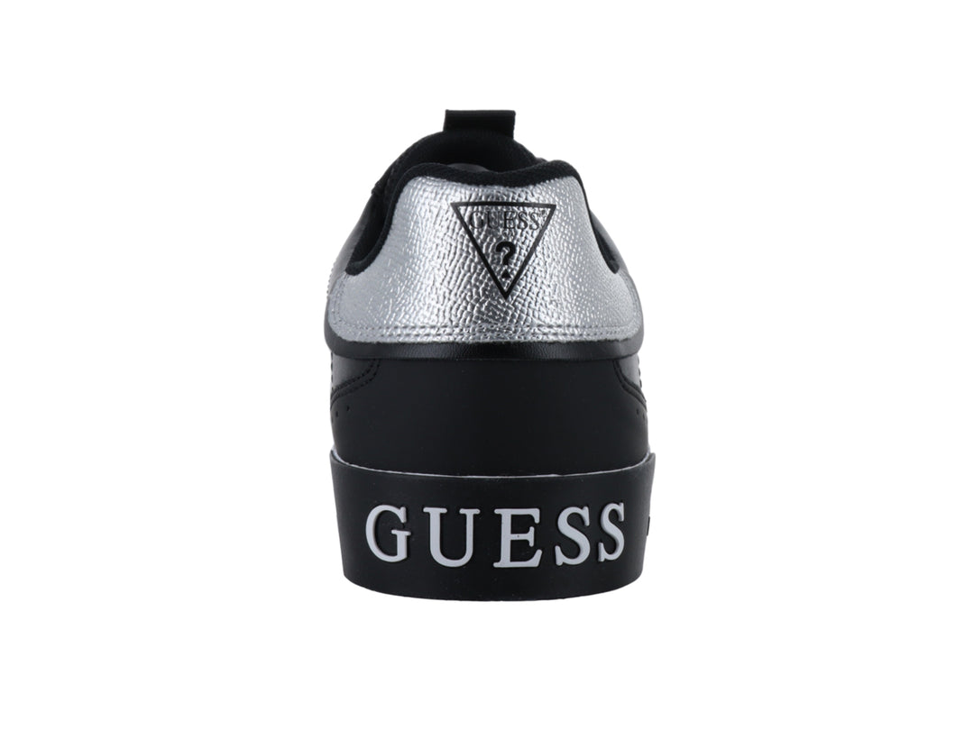 Tenis Guess color negro con detalles laterales y talón en plata brillante y suela blanca.