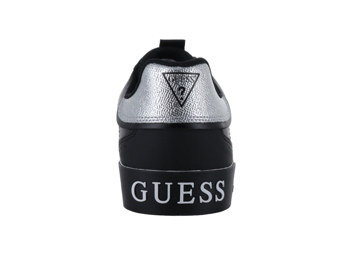 Tenis Guess color negro con detalles laterales y talón en plata brillante y suela blanca.