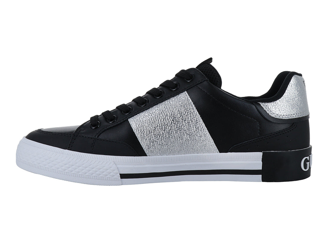 Tenis Guess color negro con detalles laterales y talón en plata brillante y suela blanca.