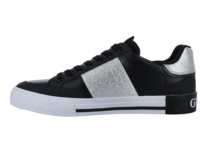 Tenis Guess color negro con detalles laterales y talón en plata brillante y suela blanca.