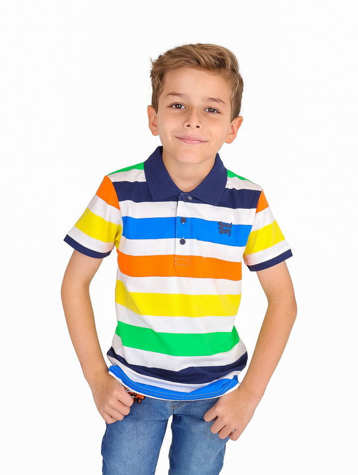Niño vistiendo playera polo de rayas multicolores con cuello azul marino.