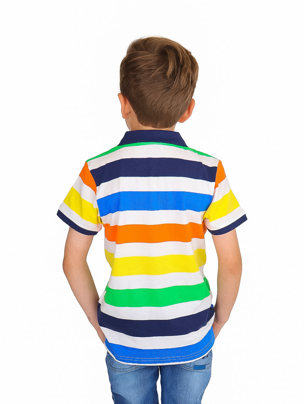 Niño vistiendo playera polo de rayas multicolores con cuello azul marino.