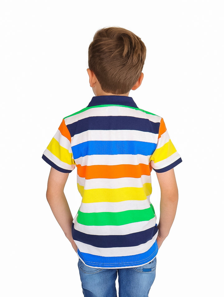 Niño vistiendo playera polo de rayas multicolores con cuello azul marino.
