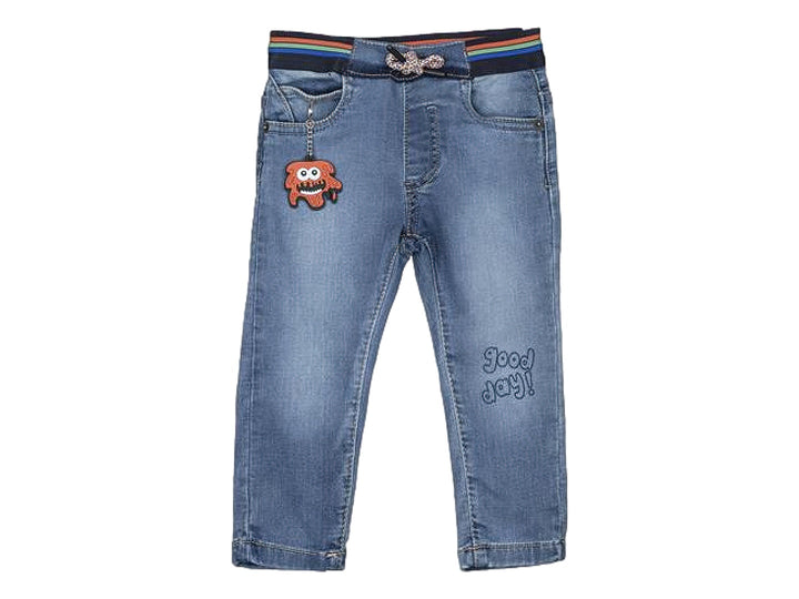 Pantalones vaqueros denim para niño con cintura elástica, un parche decorativo rojo y texto bordado en la pierna.