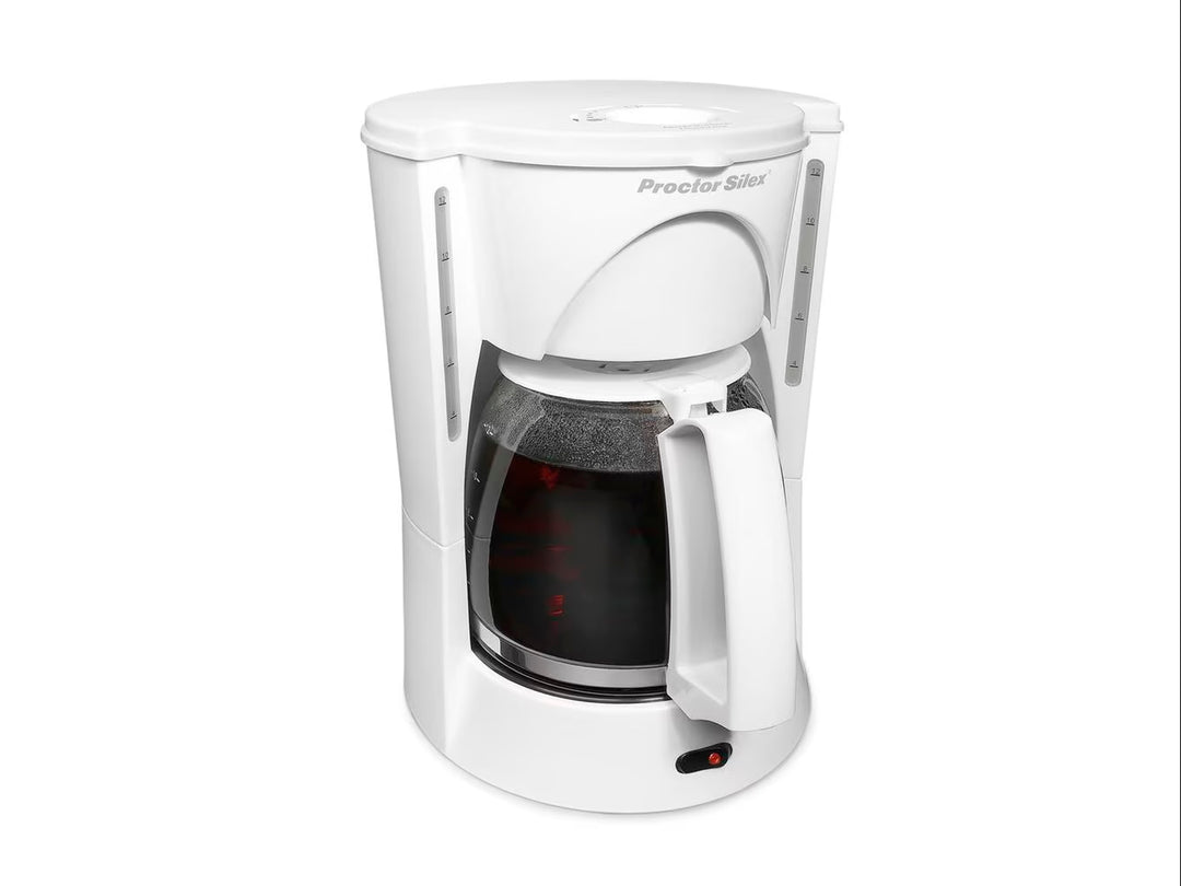 Cafetera Proctor Silex color blanco con jarra de vidrio transparente llena de café.