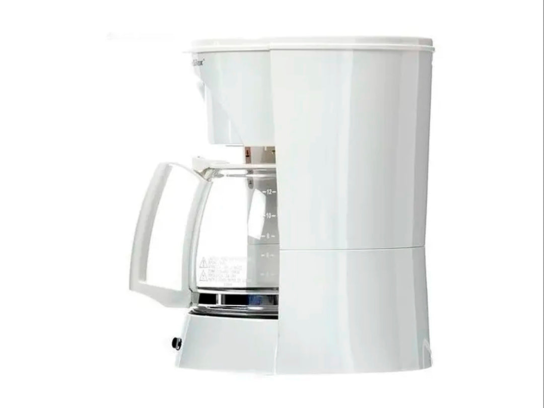 Cafetera Proctor Silex color blanco con jarra de vidrio transparente llena de café.