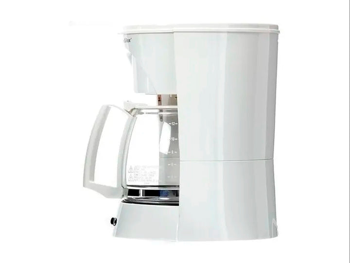 Cafetera Proctor Silex color blanco con jarra de vidrio transparente llena de café.