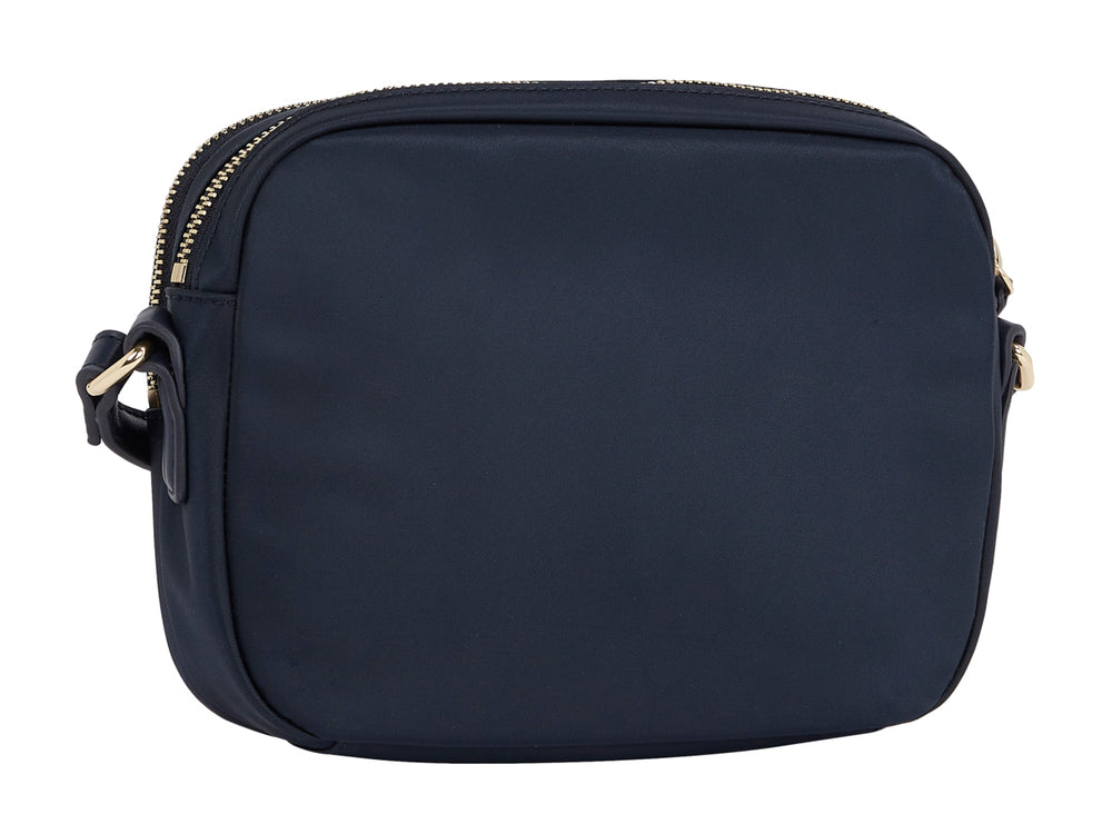 Bolsa pequeña Tommy Hilfiger color azul marino con herrajes y logotipo dorado.