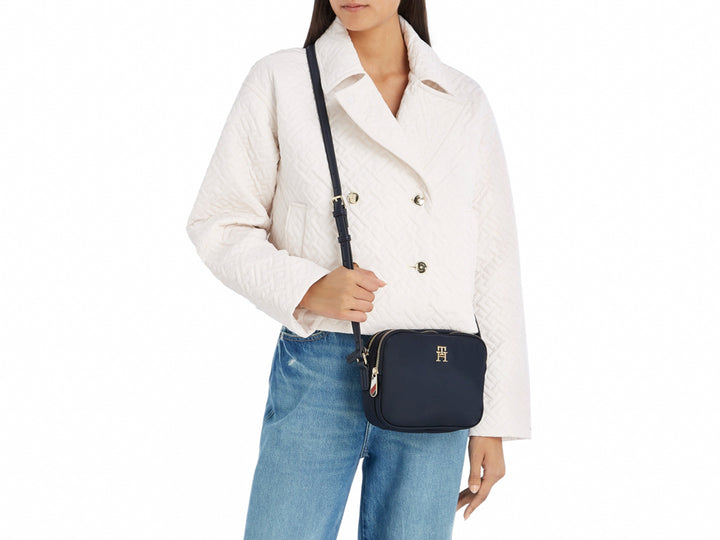 Bolsa pequeña Tommy Hilfiger color azul marino con herrajes y logotipo dorado.