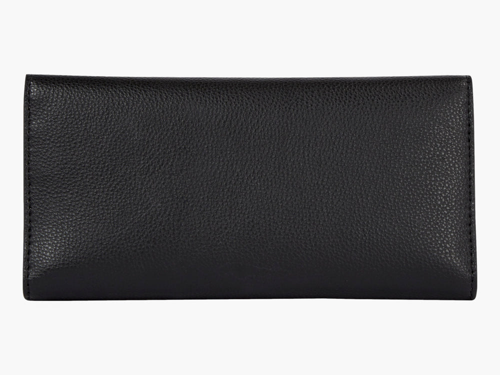 Bolso estilo cartera color negro de cuero con logotipo dorado de Tommy Hilfiger al centro.