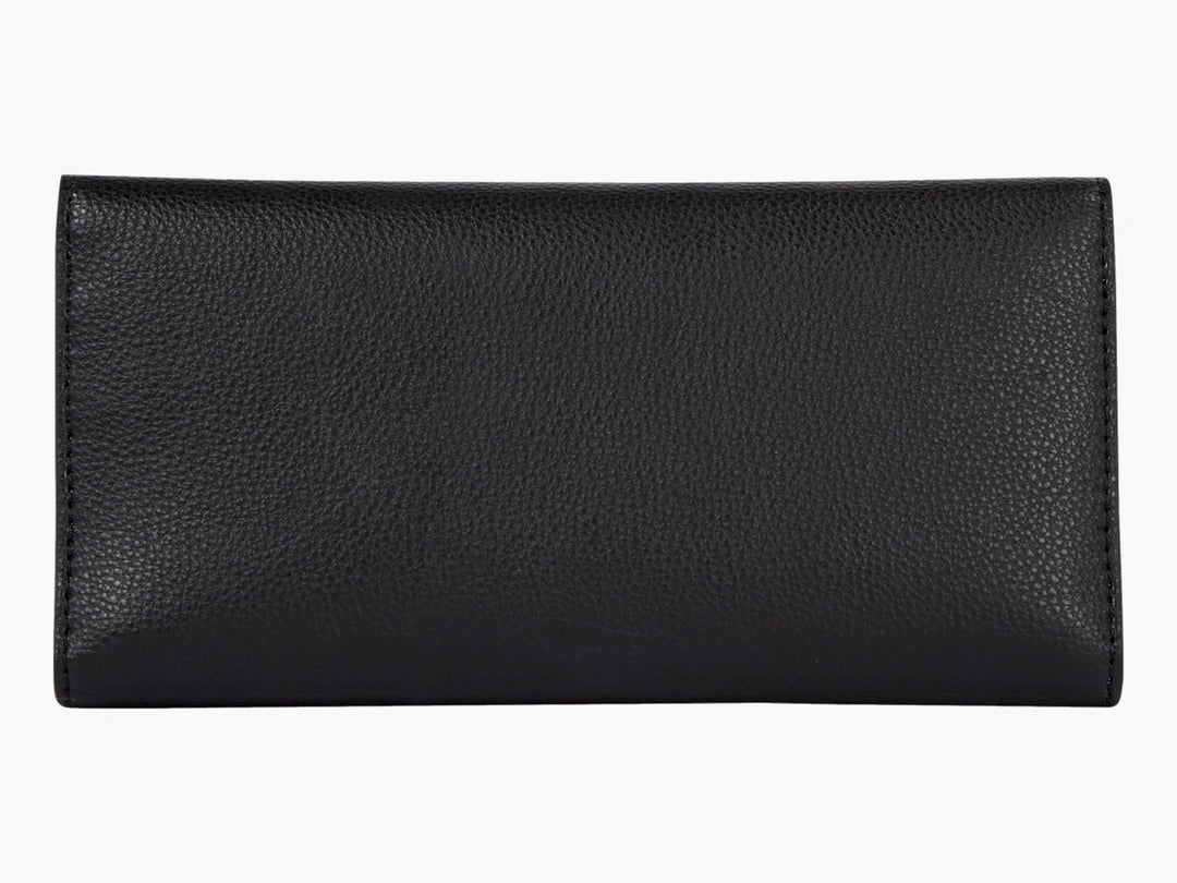 Bolso estilo cartera color negro de cuero con logotipo dorado de Tommy Hilfiger al centro.