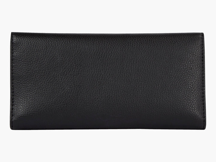 Bolso estilo cartera color negro de cuero con logotipo dorado de Tommy Hilfiger al centro.