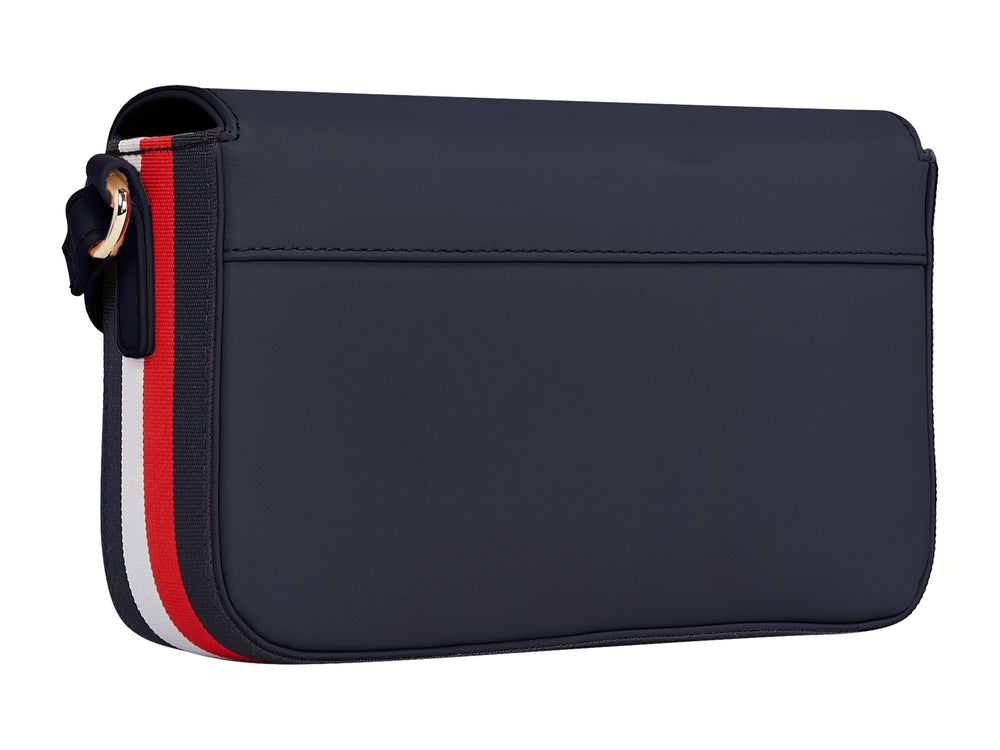 Bolsa rectangular color azul marino con detalles y logotipo en dorado de Tommy Hilfiger.