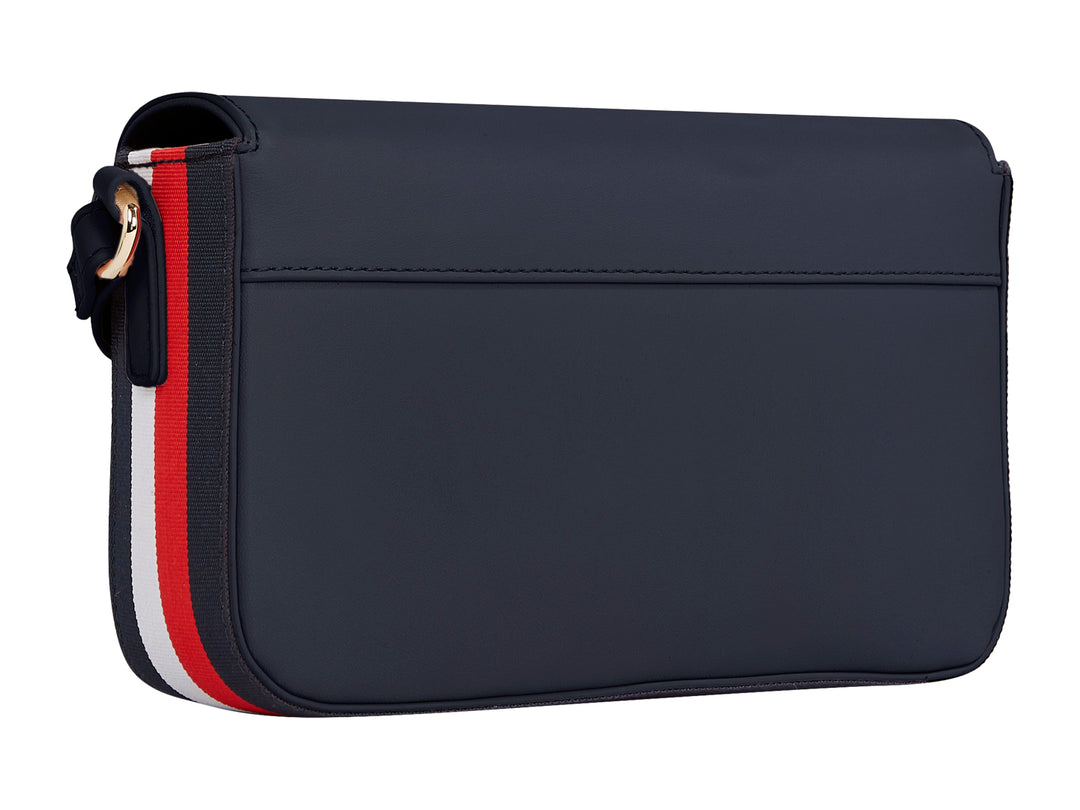 Bolsa rectangular color azul marino con detalles y logotipo en dorado de Tommy Hilfiger.
