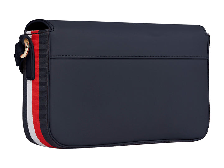 Bolsa rectangular color azul marino con detalles y logotipo en dorado de Tommy Hilfiger.