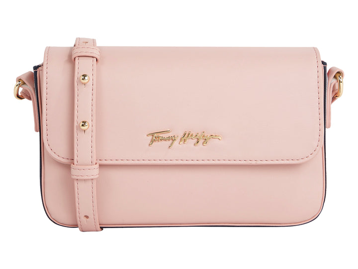 Bolso rectangular color rosa pálido con logotipo y herrajes en tono dorado.