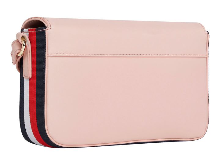 Bolso rectangular color rosa pálido con logotipo y herrajes en tono dorado.