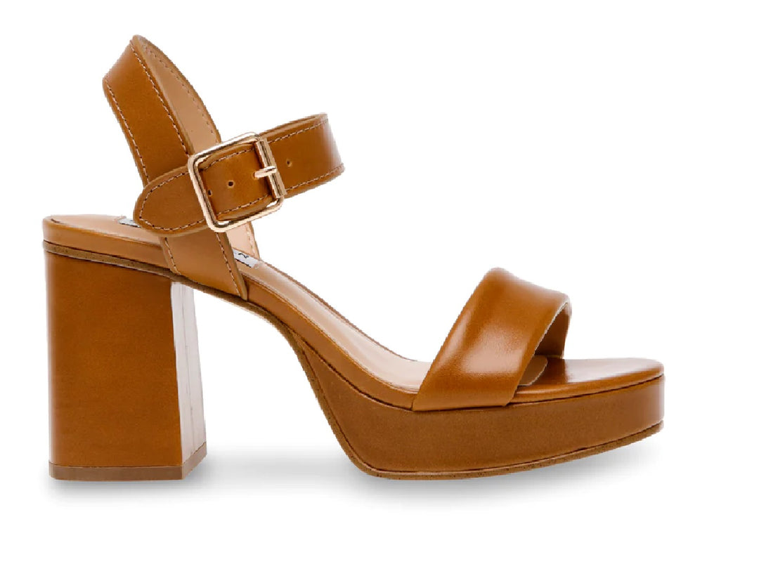 Sandalia de plataforma color cognac con tacón grueso y correa al tobillo de la marca Steve Madden.