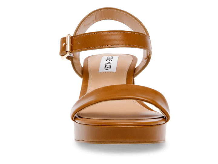 Sandalia de plataforma color cognac con tacón grueso y correa al tobillo de la marca Steve Madden.