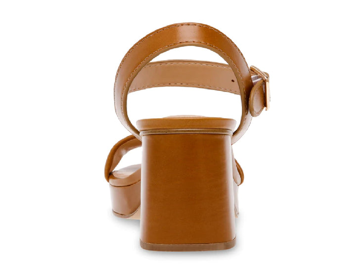 Sandalia de plataforma color cognac con tacón grueso y correa al tobillo de la marca Steve Madden.