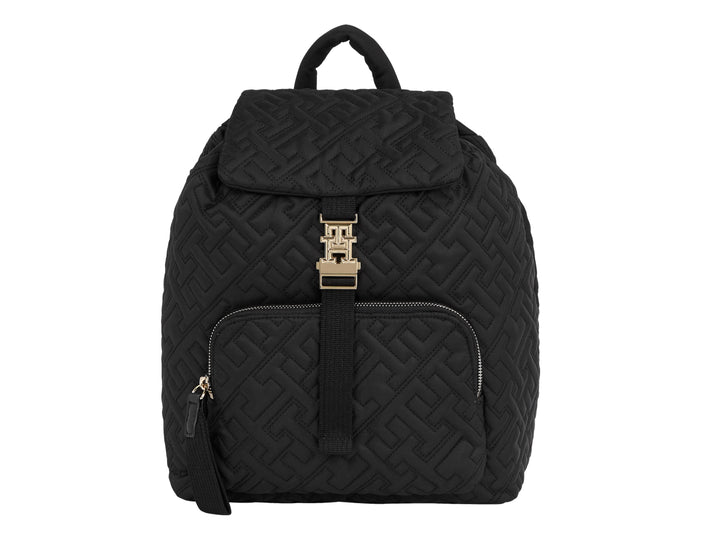 Mochila negra Tommy Hilfiger con patrón en relieve y cierre metálico dorado.