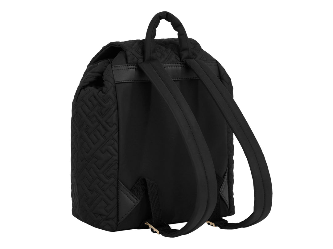 Mochila negra Tommy Hilfiger con patrón en relieve y cierre metálico dorado.