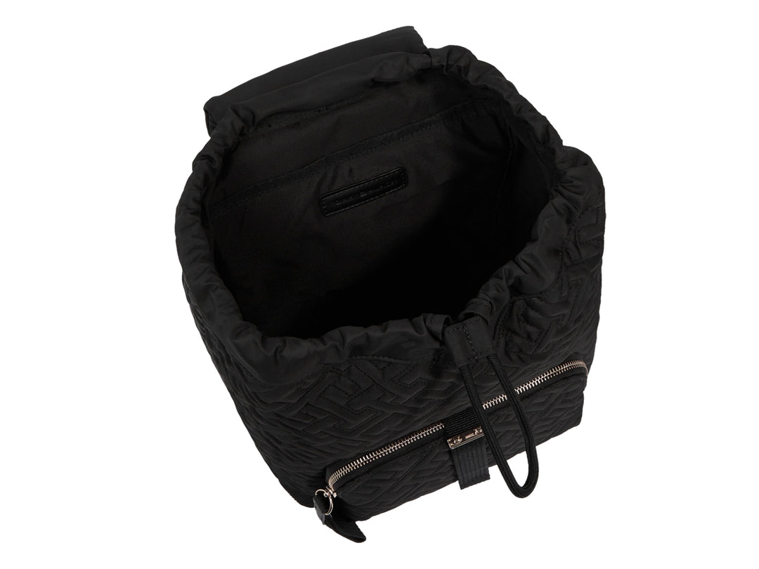 Mochila negra Tommy Hilfiger con patrón en relieve y cierre metálico dorado.