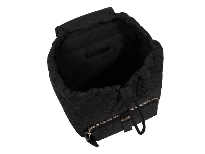 Mochila negra Tommy Hilfiger con patrón en relieve y cierre metálico dorado.