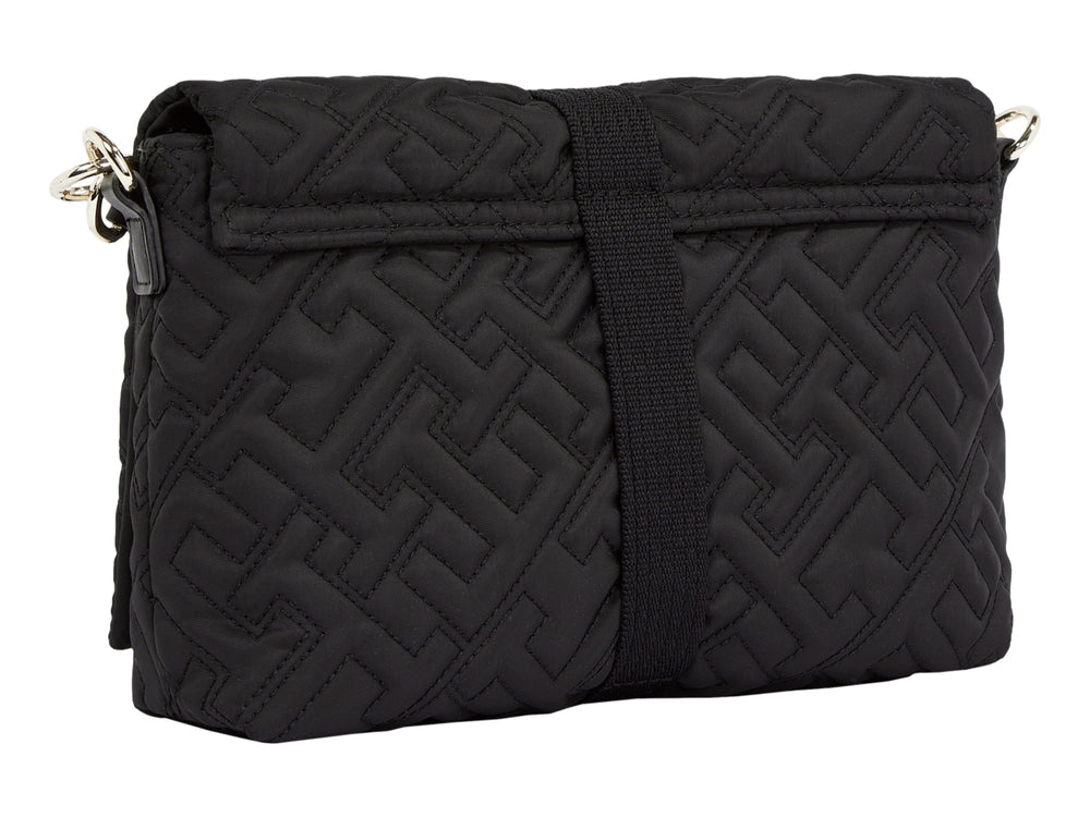 Bolso bandolera negro acolchado con cierre metálico plateado.