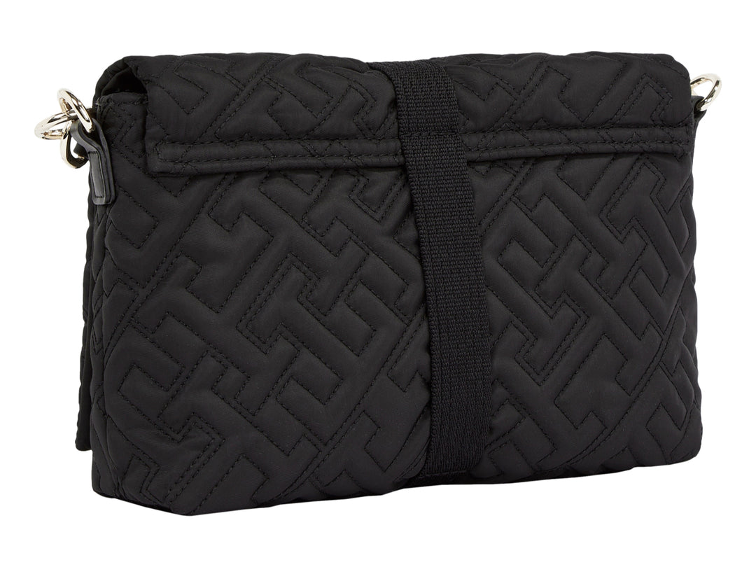 Bolso bandolera negro acolchado con cierre metálico plateado.