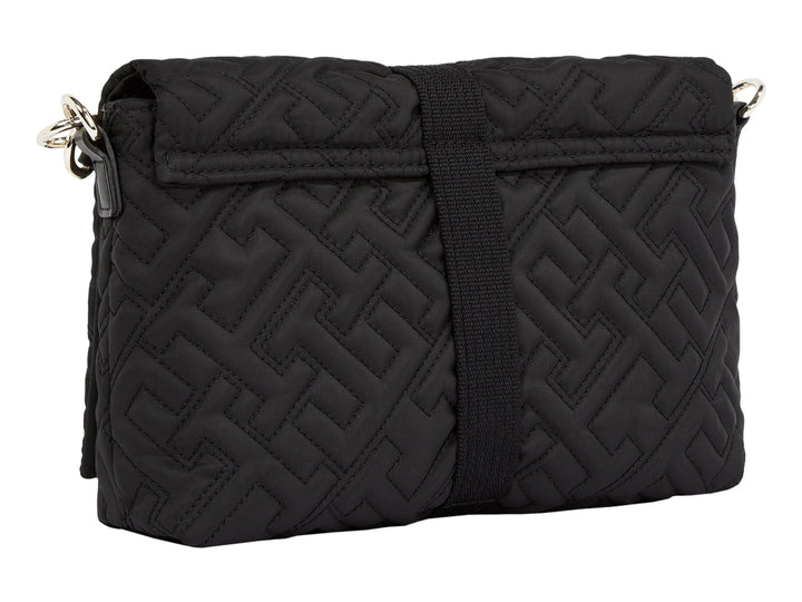 Bolso bandolera negro acolchado con cierre metálico plateado.