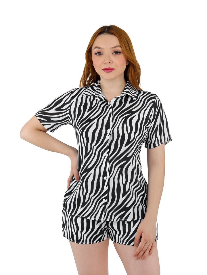 Mujer vistiendo camisa de manga corta con estampado de rayas blancas y negras tipo cebra.