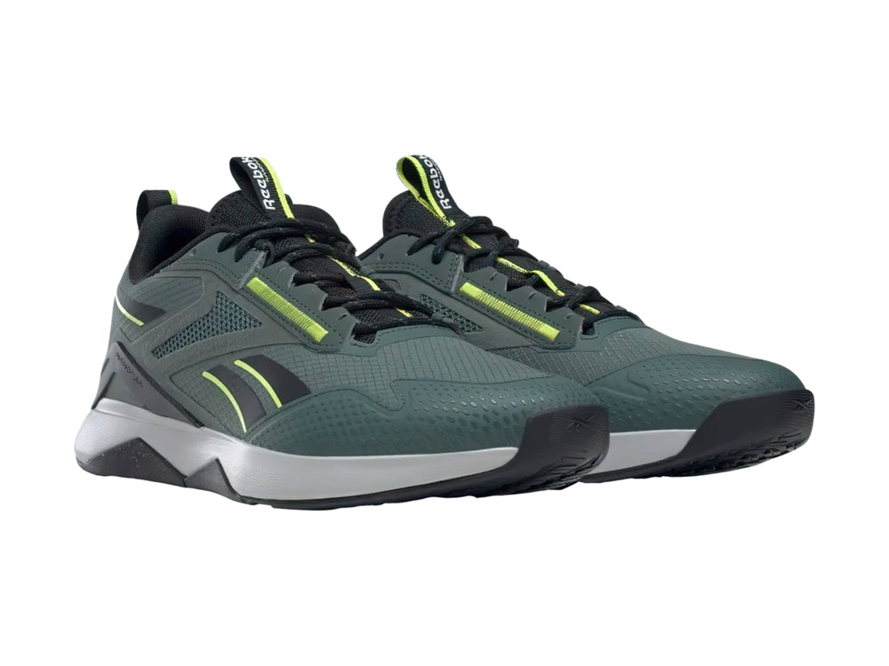 Tenis deportivos Reebok Nanoflex Adventure en color verde oscuro con suela gris y detalles en negro y verde lima.