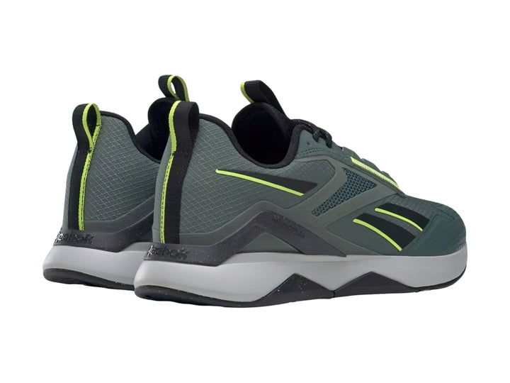 Tenis deportivos Reebok Nanoflex Adventure en color verde oscuro con suela gris y detalles en negro y verde lima.
