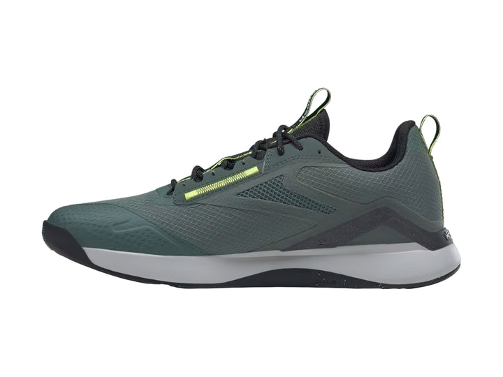 Tenis deportivos Reebok Nanoflex Adventure en color verde oscuro con suela gris y detalles en negro y verde lima.