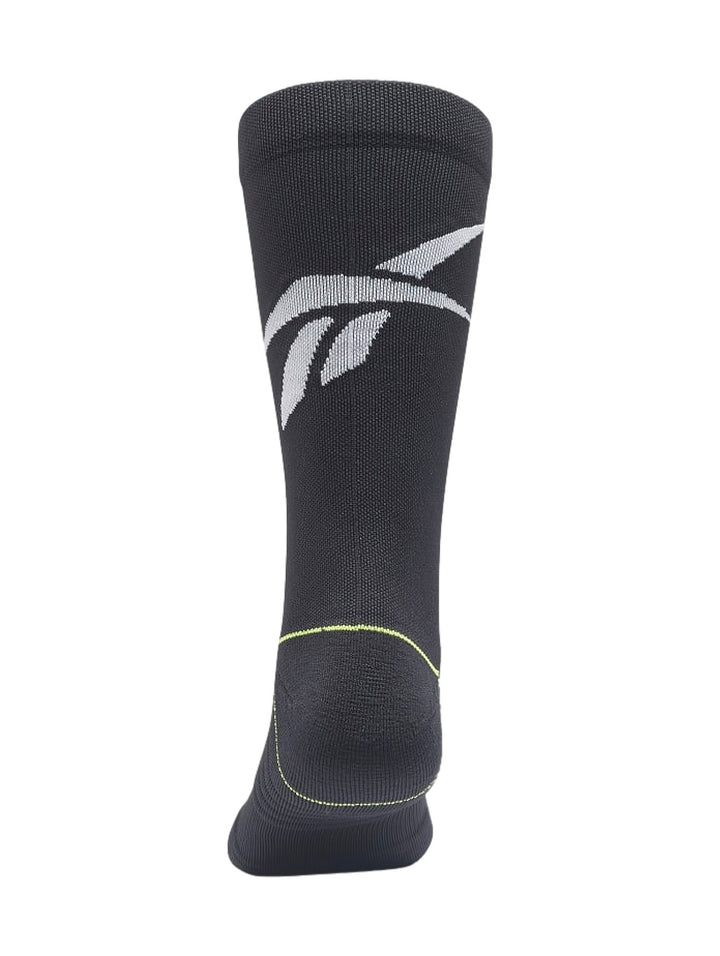 Calcetín deportivo Reebok color negro con detalles en amarillo neón y logotipo blanco.