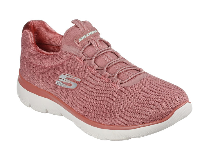 Tenis deportivos Skechers color rosa oscuro con suela blanca y tejido transpirable.