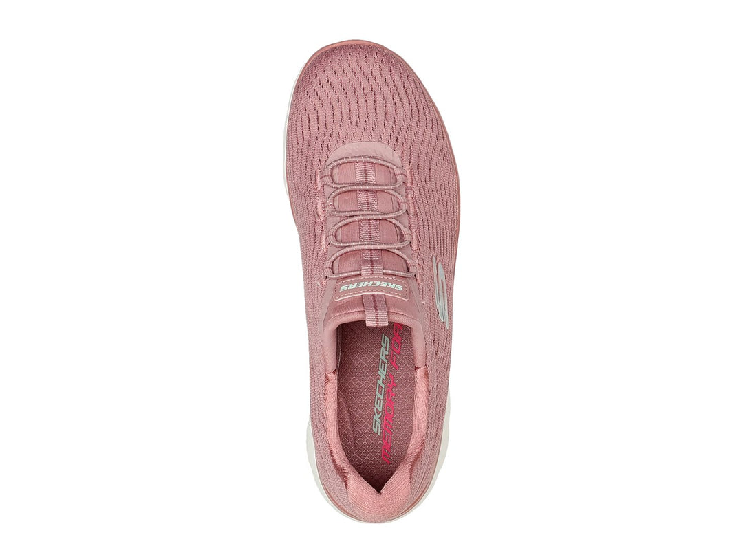 Tenis deportivos Skechers color rosa oscuro con suela blanca y tejido transpirable.